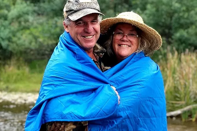 DOWN UNDER OUTDOORS Large Waterproof Windproof Extra Thick 350 GSM Quilted Fleece Stadium Blanket, Camping Picnic Outdoor & Beach, Machine Washable 82 x 55